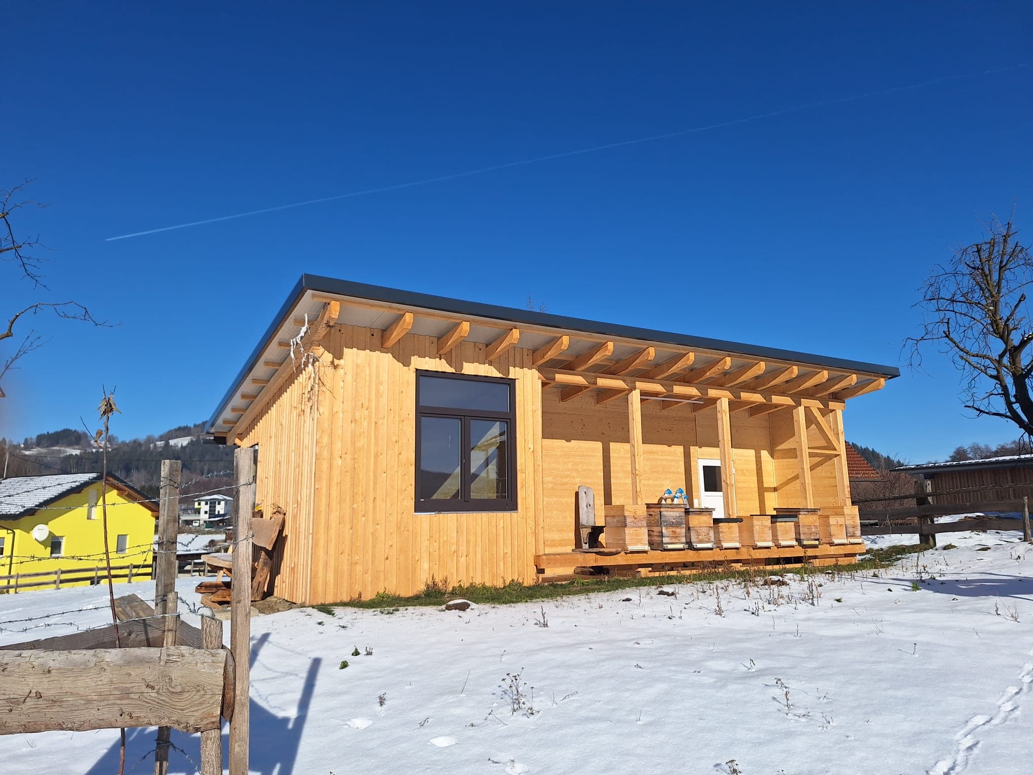 Imkerei in Liebetig mit Beuten in der Landschaft